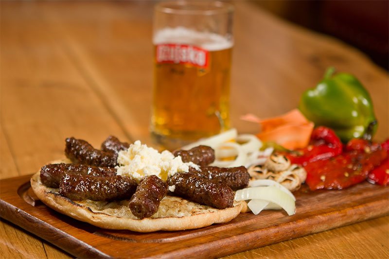 Jelo i piće u ambijentu restorana